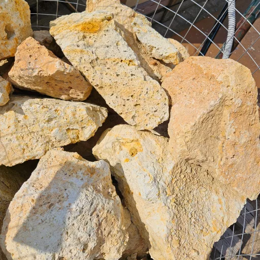 Sziklakerti kő Sárga tufa (400037)