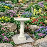 Jován Fortuna madárfürdető faragott oszloppal, fehér